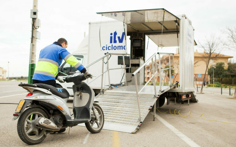 Jirafa impuesto Beca Vuelve a Nerja la unidad móvil de ITV para ciclomotores – Ayuntamiento de  Nerja