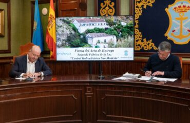 Ayuntamiento y Endesa firman el acta de entrega de la Central Hidroeléctrica de San Modesto