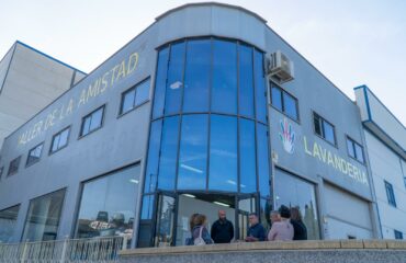 El alcalde visita la lavandería y la unidad de orientación del Taller de la Amistad
