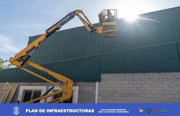 El Ayuntamiento repara la cubierta del pabellón del instituto Sierra Almijara (Plan de Infraestructuras)