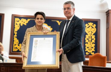 María Pérez, recibe el título de  Turista de Honor de Nerja 2023