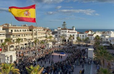 La Hermandad de Antiguos Caballeros Legionarios rinde honores a la bandera y homenajea a los caídos en la Plaza de España