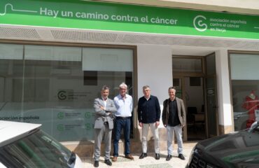 El alcalde de Nerja visita la nueva sede de la Asociación Española Contra el Cáncer