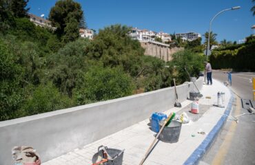 Comienzan las obras de reparación del acerado y muro en la calle Filipinas tras los daños por la DANA