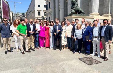 El alcalde participa en la concentración de la FEMP en el Congreso de los Diputados en favor del municipalismo