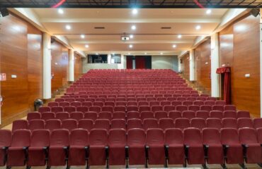 El Ayuntamiento reparará las butacas del Centro Cultural