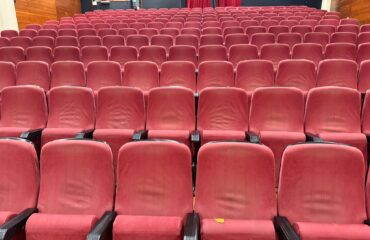 Adjudicado el servicio de retapizado y reparación de las butacas del auditorio del Centro Cultural Villa de Nerja