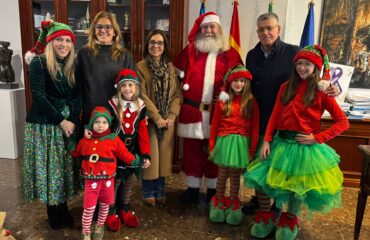 Papá Noel llena las calles de Nerja de magia navideña