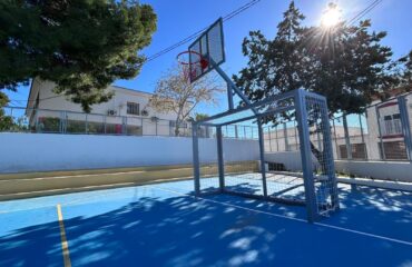 El Ayuntamiento instala dos porterías-canasta en el Colegio Virgen de las Maravillas de Maro