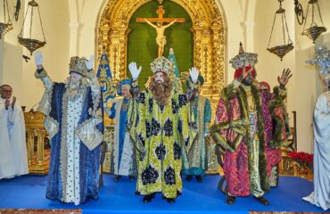 Los Reyes Magos llenan Nerja de ilusión y alegría a pesar de la lluvia