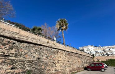 El Ayuntamiento impulsa la reforma parcial del muro de la Plaza de Maro