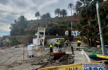 La playa de Calahonda ganará superficie de arena con la reordenación de su acceso