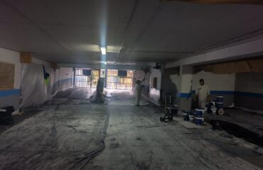 El Ayuntamiento sigue mejorando los aparcamientos municipales con la pintura integral del Verano Azul