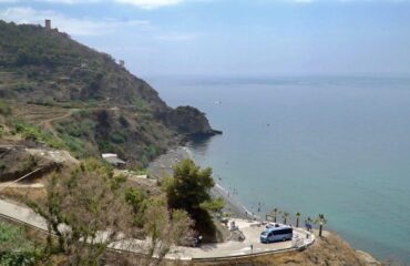 Entra en servicio el autobús lanzadera de la playa de Maro