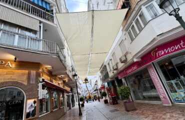 Comienza la instalación de los nuevos toldos en las calles comerciales del centro de Nerja