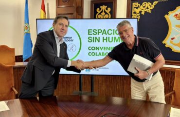 Nerja, primer municipio en suscribir un convenio con la AECC para promover espacios sin humo