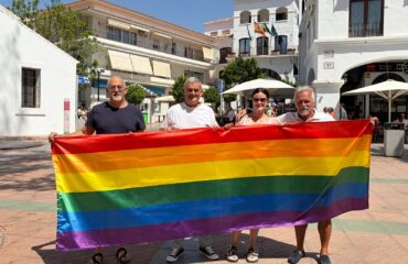 Nerja celebra el Orgullo con reconocimientos, un colorido desfile y una fiesta en los Cangrejos