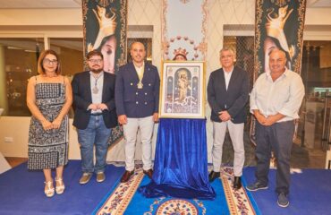La Hermandad de la Virgen del Carmen presenta la festividad con el primer pregón de su historia junto al cartel anunciador
