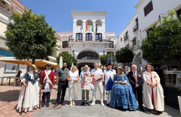 Nerja acoge el desfile promocional de la Fiesta del 4 de Julio de Macharaviaya en memoria de Bernardo de Gálvez