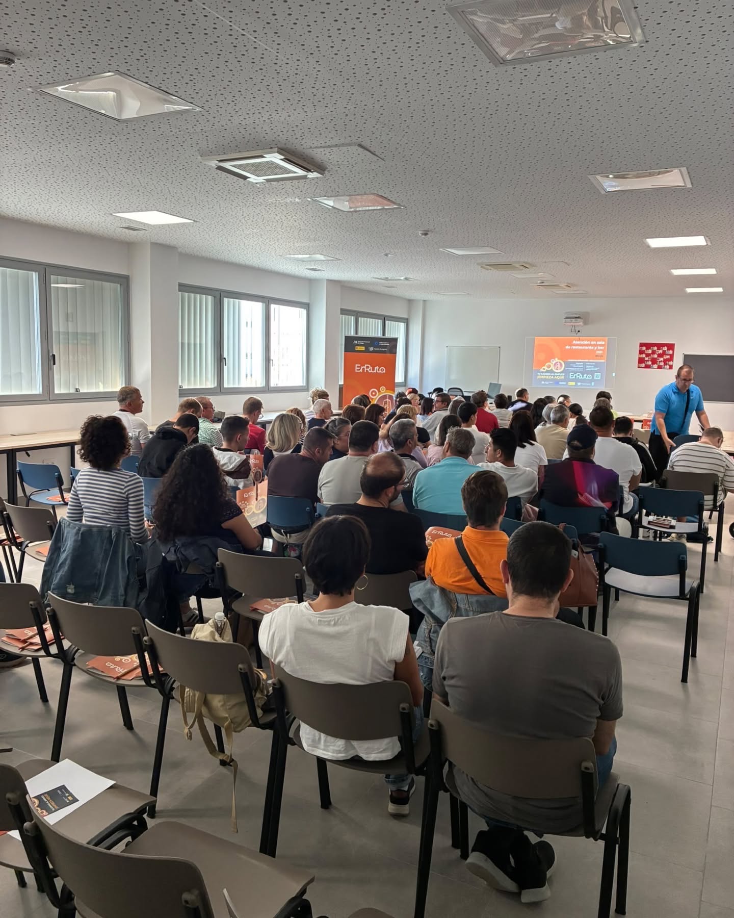 Nerja impulsa la empleabilidad con una jornada para 120 participantes del programa EnRuta