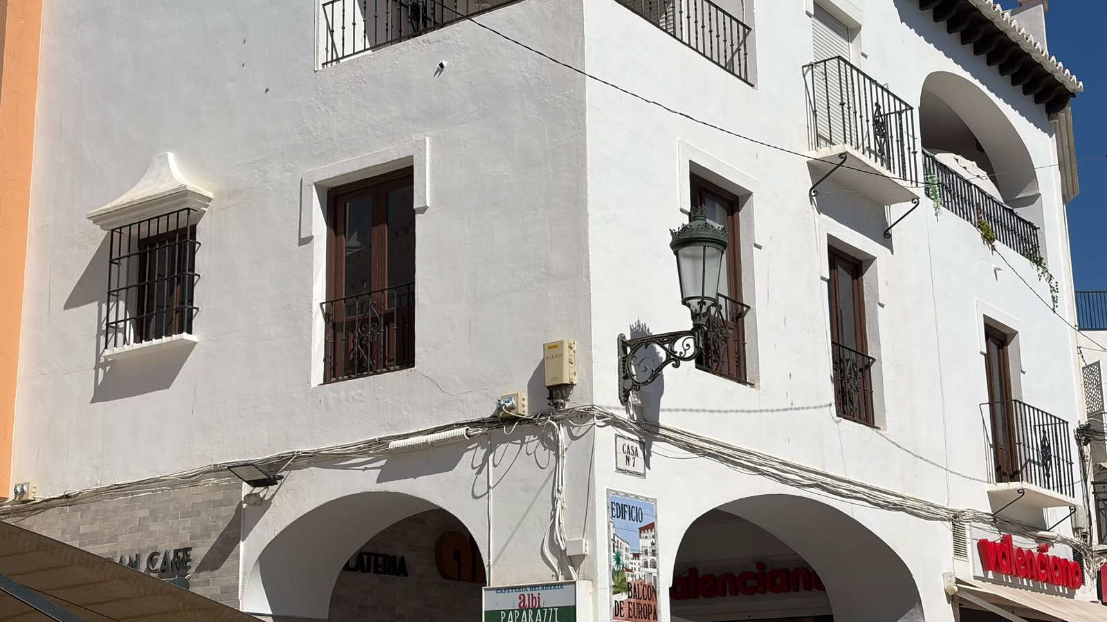 El Ayuntamiento de Nerja subasta un piso en el emblemático Balcón de Europa por 526.151,86 euros