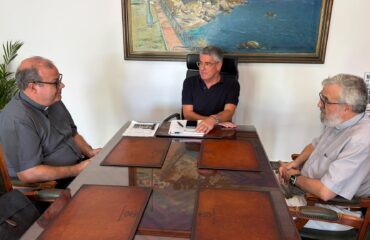 El alcalde recibe a los nuevos párrocos de las Iglesias de El Salvador y San Miguel